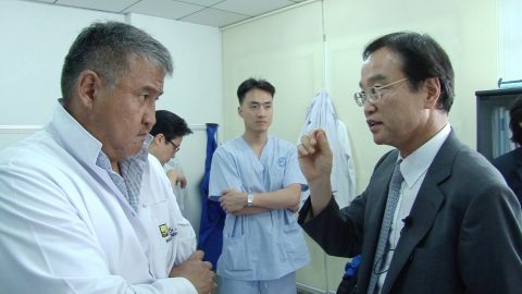 몽골 송도병원장에게 시술설명 하는 임도선 교수(오른쪽)
