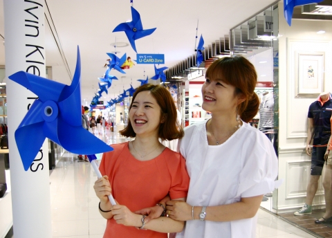 현대백화점 중동점은 고객들에게 시원한 느낌을 전달하기 위해 파란 바람개비 전시한다.