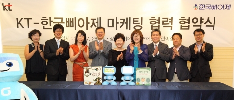 KT와 한국 삐아제는 전국 유치원 및 어린이 집을 대상으로 하는 ‘스마트 러닝’ 활성화를 위한 업무  협약식과 스마트 러닝 교육기관 1호점 축하행사를 26일 서울 강남구 소재 유아교육 전문기관 이데아 키즈에셋에서 가졌다. (왼쪽 네 번째 부터 한국 삐아제 박종관 회장, 이데아 키즈에셋 김양규 원장, KT 박혜정 홈마케팅본부장)