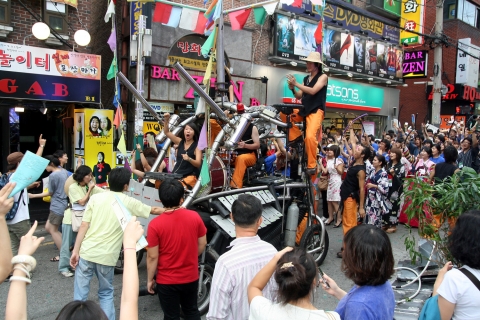 한국청소년단체협의회가 지난 2009년 7월 24일 홍대일원에서 개최한 ‘2009 한중일 청소년 우정의 거리축제’중 홍보 퍼레이드에 한중일 청소년 300여명의 참여하고 있다.