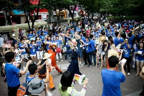 한국청소년단체협의회가 지난 2009년 7월 24일 홍대일원에서 개최한 ‘2009 한중일 청소년 우정의 거리축제’중 홍보 플래시몹이 열린 가운데 한중일 청소년 300여명의 참여하고 있다.