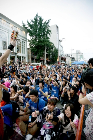 한국청소년단체협의회가 지난 2009년 7월 24일 홍대일원에서 개최한 ‘2009 한중일 청소년 우정의 거리축제’의 무대공연이 한중일 청소년 300여명의 참여속에 펼쳐지고 있다.