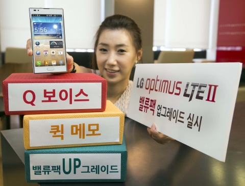 LG전자 전략 스마트폰 ‘옵티머스 LTE II’가 밸류팩(Value Pack) 업그레이드를 실시합니다. 모델이 ‘옵티머스 LTE II’를 들고 포즈를 취하고 있습니다.