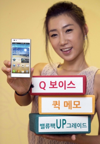 LG전자 전략 스마트폰 ‘옵티머스 LTE II’가 밸류팩(Value Pack) 업그레이드를 실시합니다. 모델이 ‘옵티머스 LTE II’를 들고 포즈를 취하고 있습니다.