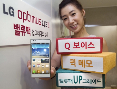 LG전자 전략 스마트폰 ‘옵티머스 LTE II’가 밸류팩(Value Pack) 업그레이드를 실시합니다. 모델이 ‘옵티머스 LTE II’를 들고 포즈를 취하고 있습니다.
