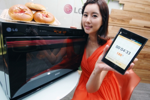 LG전자가 세계 최초로 '모니터링' 기능을 탑재한 '스마트 디오스 광파오븐'을 30일 국내 출시한다. 사용자는 스마트폰으로 요리 완료까지 남은 시간 및 온도 세팅 등 요리 진행 상황을 바로 확인할 수 있다.