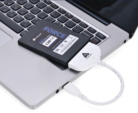 동봉되어 있는 USB 케이블을 통해 연결된 모습