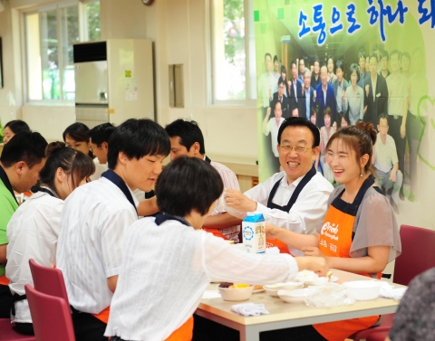 경상북도에서는 7. 30(월) 15:30 도청 구내식당(청미관)에서 건강하고 웃음이 넘치는 직장을 만들어 나가기 위해 소통과 공감을 위한 Food Story & Harmony를 개