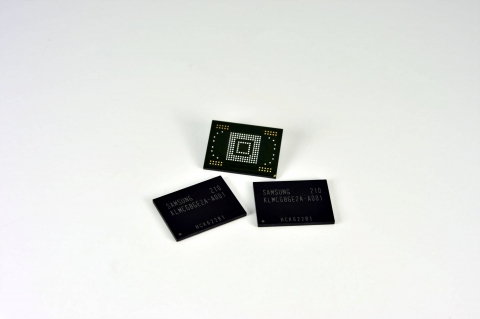 삼성전자가 7월부터 스마트폰의 내장메모리로 주로 사용되는 세계 최고 속도의 64GB(기가바이트) 대용량 내장메모리(eMMC, embedded Multi Media Card)의 양산에 들어갔다고 밝혔다.