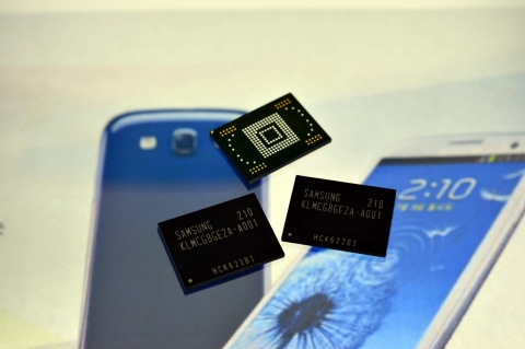 삼성전자가 7월부터 스마트폰의 내장메모리로 주로 사용되는 세계 최고 속도의 64GB(기가바이트) 대용량 내장메모리(eMMC, embedded Multi Media Card)의 양산에 들어갔다고 밝혔다.