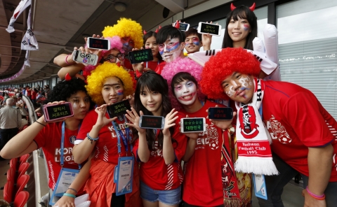 삼성전자는 1일(현지 시간) 영국 런던 웸블리 구장에서 열린 한국과 가봉의 런던올림픽 축구 예선전에서 아이유와 삼성 갤럭시 서포터즈가 함께 열띤 응원전을 펼쳤다고 밝혔다.