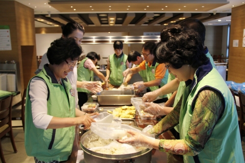 서울중앙우체국(국장 정순영)은 2일, 만리동2가, 중림동 등에 거주하는 어린이 25명에게 ‘사랑의 도시락’을 배달했다.