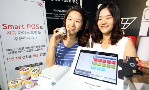 KT는 오는 4일까지 삼성동 코엑스에서 열리는 ‘스마트클라우드쇼 2012’에 참가하여 스마트워킹과 스마트라이프를 위한 다양한 솔루션과 관람객들을 위한 체험 이벤트를 선보인다. 사진은 ‘스마트포스’를 통해 아이스크림을 주문 및 계산하는 모습
