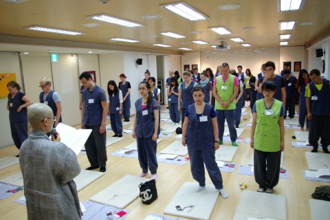 건국대 2012 국제하계프로그램에 참가중인 외국인 학생들이  3일 오전 문화탐방의 하나로 서울 양천구 신정동 대한불교 조계종 국제템플스테이센터에서 염주만들기와 합장연습 등을 하며 불교문화체험을 하고 있다.