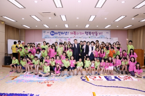 '2012년 해피인터넷 가족 캠프'에서 (사진 가운데 왼쪽에서부터) 이기욱 SK브로드밴드 경영지원부문장, 김성태 한국정보화진흥원장, 고선주 한국건강가정진흥원장이 