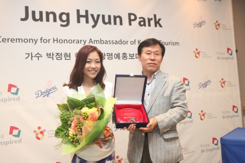 박정현을 한국관광 명예홍보대사로 위촉 (왼쪽 박정현, 오른쪽 한국관광공사 심정보 마케팅본부장)