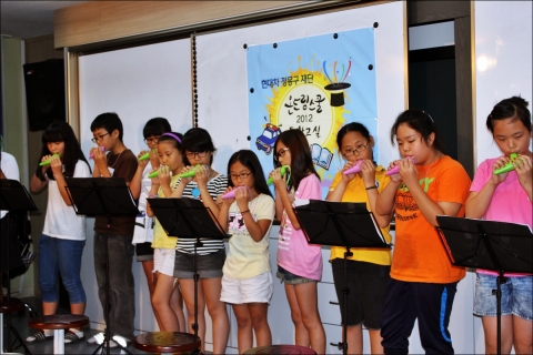 2일 충북 진천군 소재 이월초등학교에서 진행된 ‘2012 온드림스쿨 특활교실’ 모습.