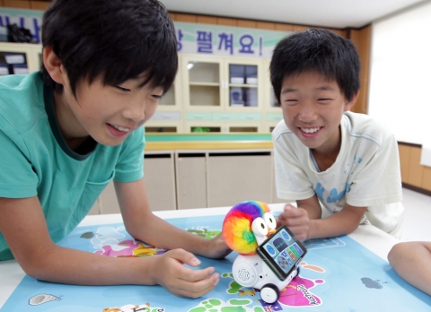 6일 부산 해운대구 소재 무정초등학교 학생들이 여름방학을 맞아 SK텔레콤의 스마트폰과 로봇이 결합한 스마트로봇 &#039;알버트&#039;로 다양한 실습을 하며 즐거워하고 있다.