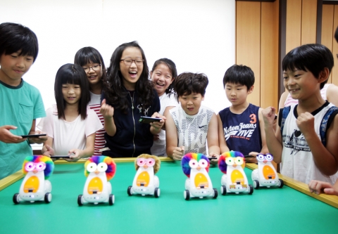 6일 부산 해운대구 소재 무정초등학교 학생들이 여름방학을 맞아 SK텔레콤의 스마트폰과 로봇이 결합한 스마트로봇 &#039;알버트&#039;로 다양한 실습을 하며 즐거워하고 있다.