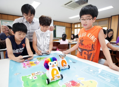 6일 부산 해운대구 소재 무정초등학교 학생들이 여름방학을 맞아 SK텔레콤의 스마트폰과 로봇이 결합한 스마트로봇 &#039;알버트&#039;로 다양한 실습을 하며 즐거워하고 있다.
