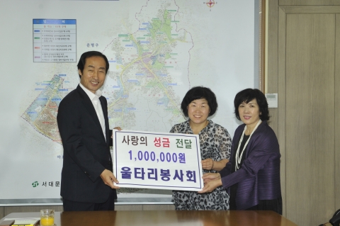 수익금 전달 (왼쪽부터 서대문구청장, 울타리 봉사회 회장, 총무)