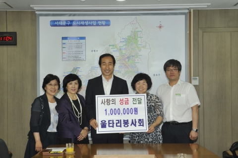 수익금 전달 (왼쪽부터 울타리 봉사회 회원, 서대문구청장, 울타리 봉사회 회장, 서대문체육회관 관장)