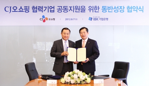 7일 오전 10시 CJ오쇼핑 사옥에서 열린 CJ오쇼핑과 IBK기업은행 간의 상생펀드 협약식에서 CJ오쇼핑 이해선 대표이사(사진 왼쪽)와 IBK기업은행 김규태 수석 부행장(사진 오른쪽)이 200억 원의 상생펀드 조성에 관한 협약서에 서명한 후 포즈를 취하고 있다.