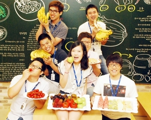 글로벌 보안 기업 안랩(대표 김홍선, www.ahnlab.com, 구 안철수연구소)은 계속되는 폭염 속에서 직원들의 더위를 달래주기 위한 이벤트로 ‘한여름의 과일 페스티벌’을 진행한다.