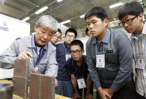 방학을 맞아 두산중공업(대표이사 부회장 박지원) 창원 공장에서 합숙하며 실습 교육을 받고 있는 마이스터고, 특성화고 두산반 학생들이 현종호 명장으로부터 용접 실무를 배우고 있다.