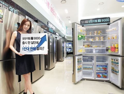 삼성전자가 지난달 선보인 지펠 T9000 냉장고가 출시 한 달 만에 1만 대 판매를 돌파하며, 프리미엄 냉장고 시장에서 기록적 판매량을 보이고 있다.  사진은 삼성전자 디지털프라자