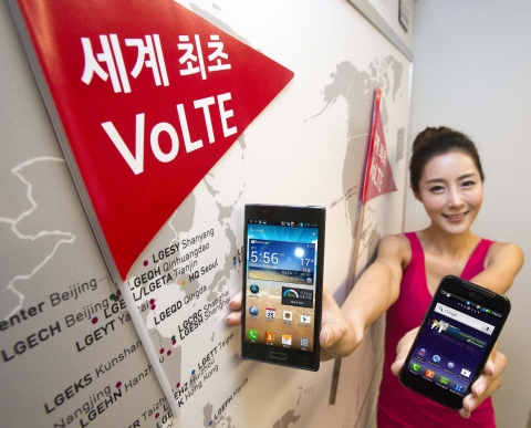 LG전자가 세계최초 ‘VoLTE 스마트폰’을 출시했습니다. 모델이 LG전자 VoLTE 스마트폰을 들고 포즈를 취하고 있습니다. 제품은 왼쪽부터 &#039;옵티머스 LTE II(F-160LV)&#039;, ‘커넥트4G(MS840V)’입니다.