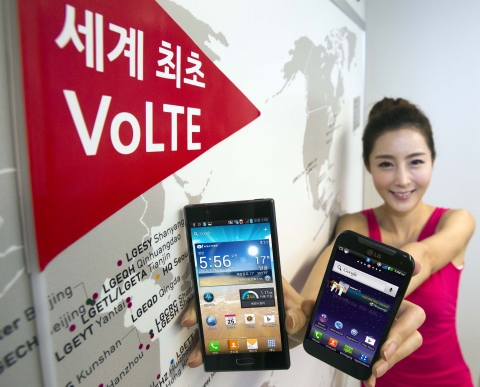 LG전자가 세계최초 ‘VoLTE 스마트폰’을 출시했습니다. 모델이 LG전자 VoLTE 스마트폰을 들고 포즈를 취하고 있습니다. 제품은 왼쪽부터 &#039;옵티머스 LTE II(F-160LV)&#039;, ‘커넥트4G(MS840V)’입니다.