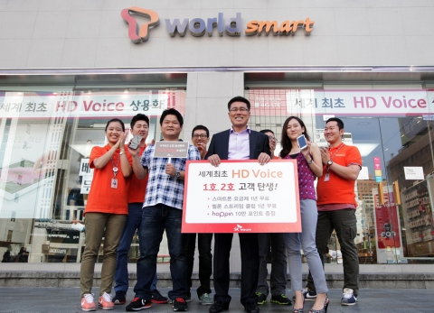 SK텔레콤(대표이사 사장 하성민, www.sktelecom.com)은 8일 LTE 전국망을 이용한 차세대 고품질 음성통화인 ‘HD Voice’ 서비스를 세계 최초로 상용화하고, 같