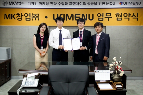 MK창업 주식회사는 창업자들의 메뉴판 경쟁력을 높이기 위한 방안으로 우리메뉴닷컴과 전략적 MOU를 실시했다.
