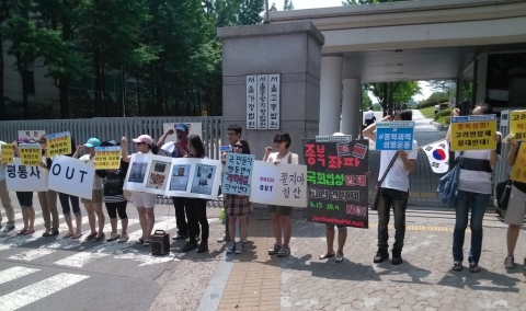 애국주의연대가 지난 6월 25일 중앙지법앞에서 법원 출석에 앞서 평통사의 사진 전시 가처분 신청을 규탄하는 기자회견을 갖고 있다.
