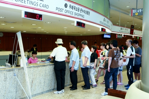 9일, ‘소녀시대 나만의 우표’ 판매가 시작되어 사람들이 서울중앙우체국 창구에서 우표를 사고 있다.