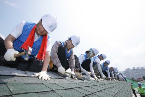 9일 강원도 춘천시 신북읍 ‘희망의 집짓기’ 공사현장에서 한국씨티은행 하영구 은행장(좌측에서 2번째)이 직원들과 함께 집짓기 작업을 하고 있다.