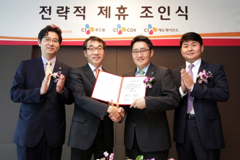 SK텔레콤과 CJ는 지난 9일 오후 2시 서울 중구 을지로 SK텔레콤 본사 T타워에서 &#039;SK텔레콤-CJ 전략적 제휴 협약식&#039;을 갖고, 향후 고객가치 제공을 위한 공동마케팅과 미래사업발굴에 협력키로 합의했다. 사진은 왼쪽부터 CJ푸드빌 정문목 경영지원실장, SK텔레콤 이성영 제휴사업본부장, CJ 에듀케이션즈 이준식 대표, CJ CGV윤용선 영업본부장.