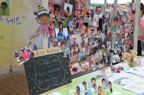 국제구호 NGO 월드쉐어는 태아산업㈜ 여주(강릉방향)휴게소(이하 여주휴게소)와 함께 지난 주말인 8월 3일, 4일 양일간에 걸쳐 제3세계 어린이들을 돕기위한 일대일 해외아동 결연맺