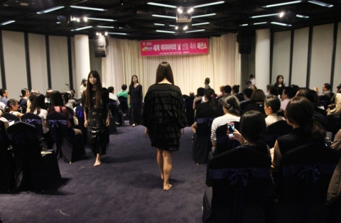 국내외 중고등학생들로 구성된 학생 자원 봉사단이 차별과 억압으로 고통 받는 개발도상국 여자아이들을 위해 패션쇼를 개최했다.
