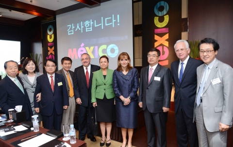 멕시코 관광부는 지난 9일 서울 용산구 그랜드 하얏트 서울에서 한국 언론 및 업계 관계자들을 초청하여 한국에서의 첫 공식 행사인 멕스데이(Mex Day)를 가졌다. (중앙 좌측부터 마르타 오르티스 데 로사스 (Martha Ortiz de Rosas) 주한 멕시코 대사, 글로리아 게바라 만조(Gloria Guevara Manzo) 멕시코 관광부 장관, 로돌포 로페즈 네그레테 코펠(Rodolfo López Negrete Coppel) 멕시코 관광청장 외 관계자)