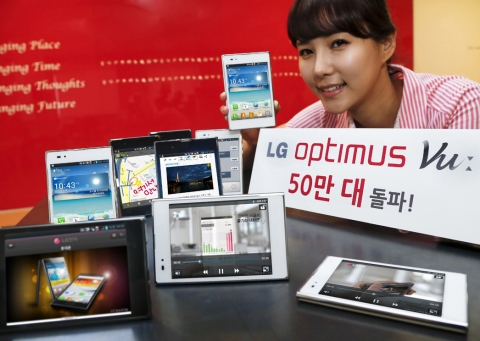 LG전자 LTE 스마트폰 ‘옵티머스 뷰(Vu:)’가 국내시장 누적판매 50만대를 돌파했다. 이는 LG전자가 5인치 대 스마트폰에 세계 최초로 4:3 화면비를 적용해 이뤄낸 결과라는 점에서 의미가 크다. LG전자 모델이 &#039;옵티머스 뷰(Vu:)&#039; 제품을 소개하고 있다. (장소: 트윈타워)