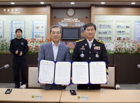 지난 10일 경기도 남양주에 위치한 중앙119구조단에서 열린 외환은행과 중앙119구조단간의 「생명존중, 나눔문화 확산을 위한 포괄적 금융지원」 업무협약식에서 외환은행 최임걸 부행장(사진 왼쪽)과 중앙119 구조단 김준규 단장(사진 오른쪽)이 업무협약 체결 후 기념사진 촬영을 했다.