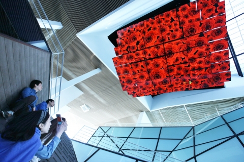 2012 여수 세계박람회 LG관에서 관람객들이 고개를 들어 LG의 첨단 디스플레이 기술을 활용한 47인치 LED TV 54대가 각각 동작하는 미디어 샹들리에의 대형 미디어쇼를 보는 모습