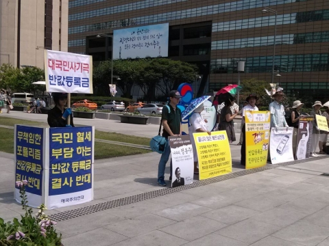 지난 7일 광화문광장 이순신장군 동상앞에서 애국주의연대 회원이 반값등록금 반대 릴레이 일인시위를 하고 있다.