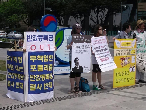 지난 8일 광화문광장 이순신장군 동상앞에서 반값등록금 반대운동본부 회원이 릴레이 일인시위를 하고 있다.