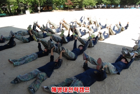 극기훈련 전문단체 해병대전략캠프는 ‘2012 해병대 수퍼리더십 여름방학 캠프’에 국내외 청소년 390여명이 수료했다고 12일 밝혔다.