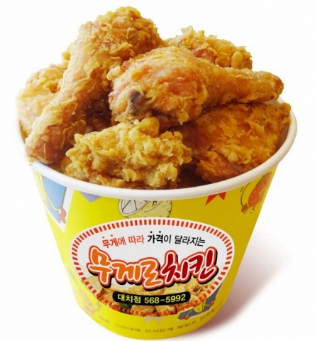 무게로 치킨은 기존의 뼈 있는 치킨을 선호하는 소비자들의 니즈를 적극 반영하기 위해 &#039;무게로 치킨&#039;의 철학이 녹아 있는 &#039;뼈 있는 치킨&#039;을 출시했다.