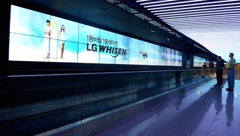LG전자는 인천공항 무빙워크 옆에 사람의 움직임에 반응하는 높이 1.4미터, 길이 14미터에 달하는 대형 휘센 ‘디지털 사이니지’ 광고판 6개를 최근 설치, 운영 중이다.