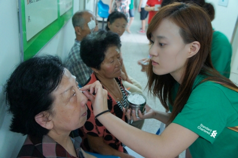 한국스탠다드차타드금융그룹의 해외안과의료봉사단인 ‘아이캠프(Eye Camp)원정대’는 국제실명구호단체인 비전케어와 함께 중국 단동에서 개안 수술 및 안과 진료 봉사활동을 실시했다. 